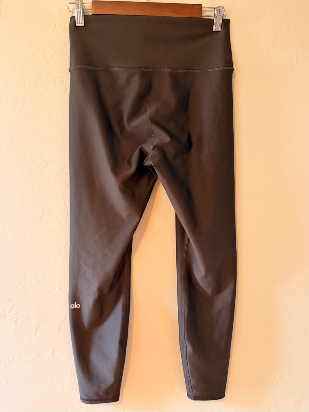ALO Yoga High-Waist Leggings in Dark Brown - Picture 2 of 6